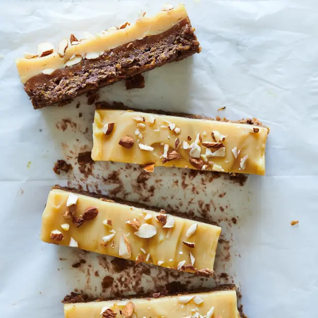 חטיף בלונדי חלומי וטעים בטירוף! שכבת קורנפלקס שוקולד, שכבת קרמל מלוח ומעל הכל שוקולד בלונדי מושלם. כשמתחשק לילדים משהו מתוק הכי כיף להוציא מהמקרר חטיף שאתם הכנתם💕
איך מכינים?
לשכבת הקורנפלקס:
200 גרם קורנפלקס
100 גרם שוקולד פרה בלונדי
120 גרם חמאה
1 צנצנת (350 גרם) ממרח שוקולד

לשכבת הקרמל מלוח:
250 גרם סוכר
250 מ”ל שמנת מתוקה
1/4 כפית מלח
70 גרם חמאה
50 גרם שקדים קצוצים

לשכבת הבלונדי:
200 גרם שוקולד פרה בלונדי
125 מ”ל (1/2 מיכל) שמנת מתוקה
20 גרם שקדים קצוצים (אופציונלי)

אופן ההכנה:
- מרסקים את הקורנפלקס לשברים.
- ממיסים בפולסים קצרים במיקרו את החמאה והבלונדי עד להמסה מלאה.
- מערבבים את התערובת המומסת עם שברי הקורנפלקס והממרח שוקולד. משטחים בתבנית ודוחסים היטב. מכניסים להקפאה.
- מכינים את הקרמל המלוח: שופכים את הסוכר במחבת על אש בינונית וכל כמה שניות מניעים את המחבת בצורה מעגלית על מנת שהסוכר לא יישרף.
- ממשיכים גם לאחר שהסוכר נמס, עד שהקרמל מקבל צבע ענברי מעט כהה (חשוב לא למהר ולא לדלג על השלב הזה, אך להקפיד שהקרמל לא ישרף).
- מחממים את השמנת לסף רתיחה ושופכים למחבת (השמנת מבעבעת אז בזהירות). מוסיפים את המלח ומערבבים היטב עם כף עץ עד לקבלת תערובת אחידה.
- מורידים מהאש (הקרמל צריך להיות אחיד אך עדיין נוזלי). מוסיפים את החמאה, מערבבים עד להמסה מלאה ומוזגים על גבי שכבת הקורנפלקס.
- מפזרים שקדים מעל הקרמל ומעבירים למקפיא.
- מחממים שמנת עד סף רתיחה. מוזגים על גבי הבלונדי, ממתינים דקה ומערבבים היטב.
- שופכים את הבלונדי המומס על גבי שכבת הקרמל ומחזירים למקפיא להתייצבות. אפשר לפזר על הבלונדי שקדים קצוצים לקישוט. 
- חותכים לאצבעות באמצעות סכין חדה ומאחסנים בקופסה אטומה במקרר.