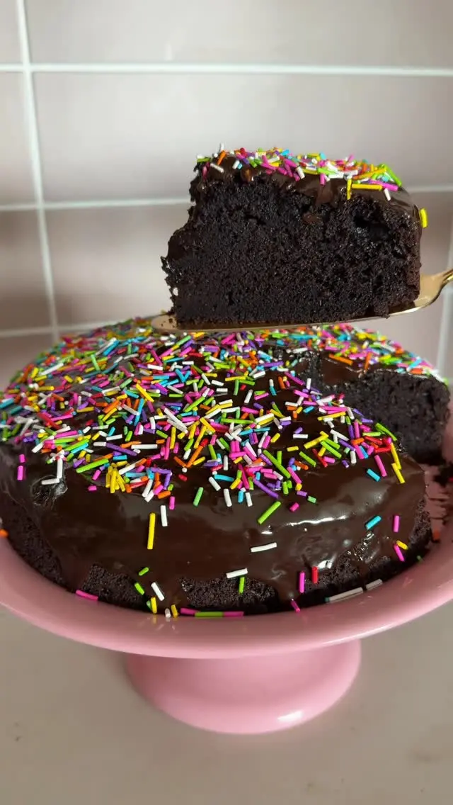 העוגה הכי פופולרית שלנו באתר! עוגת שוקולד פשוטה, רכה ועסיסית. מתכון שתמיד מנצח💕
איך מכינים?
מצרכים: 
3 ביצים L
250 גרם (כוס ורבע) סוכר
180 מ”ל (3/4 כוס) שמן
240 מ”ל (1 כוס) חלב (או מים לגרסה פרווה)
60 מ”ל (1/4 כוס) מים
קורט מלח
1 כפית תמצית וניל
75 גרם (1/2 כוס) אבקת קקאו
210 גרם (כוס וחצי) קמח
כפית וחצי אבקת אפייה
75 גרם שוקולד מריר קצוץ

לציפוי וקישוט:
125 גרם שוקולד מריר
125 מ”ל (1/2 מכל) שמנת מתוקה (או קרם קוקוס לגרסה פרווה)
סוכריות צבעוניות

אופן ההכנה:
- מחממים תנור ל-170 מעלות ומשמנים את התבנית.
- בקערה גדולה טורפים יחד במטרפה ידנית ביצים, סוכר, שמן, חלב, מים, מלח ווניל לתערובת אחידה.
- מנפים פנימה אבקת קקאו, קמח ואבקת אפייה וטורפים היטב עד שהתערובת אחידה ושוקולדית.
- יוצקים את התערובת לתבנית ומפזרים שוקולד קצוץ מעל.
- אופים במשך 35-45 דקות או עד שקיסם הננעץ במרכז העוגה יוצא עם פירורים לחים.
- מצננים לחלוטין לפני הציפוי.
- ציפוי שוקולד: קוצצים את השוקולד ושמים בקערה.
- מוסיפים שמנת מתוקה וממיסים יחד במיקרוגל או על בן מארי עד שהכל נמס והתערובת אחידה.
- יוצקים את הציפוי על גבי העוגה ומצננים כ-1/2 שעה במקרר.
- מחלצים את העוגה מהתבנית ומקשטים בסוכריות צבעוניות בנדיבות.