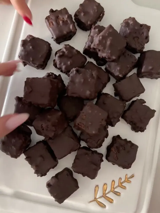 יום הבראוניז הבינלאומי הוא תירוץ מצוין להכנס למטבח ולהכין את הקוביות הכי פאדג’יות ושוקולדיות שיש. אם תגללו ימינה תגלו כמה מתכונים שאנחנו, ואתם, ממש אוהבים. כל המתכונים עכשיו בסטורי וכמובן באתר רגע מתוק. ואם לא מצאתם? כתבו לנו ונשלח בשמחה💕