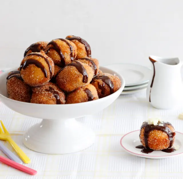 הכי קלות להכנה (ובלי שמרים), הכי טעימות ואהובות - סופגניות אשל עם רוטב שוקולד שאין חנוכה בלעדיהם. אנחנו ממליצים להכפיל כמויות💕
איך מכינים? 
לסופגניות:
2 כפות סוכר
קורט מלח
1 מכל (200 מ”ל) אשל
1 ביצה
1 כפית תמצית וניל
כוס ורבע קמח
1 כפית אבקת אפייה

לרוטב שוקולד:
100 גרם שוקולד מריר
125 מ”ל (1/2 מכל) שמנת מתוקה

אופן ההכנה:
- בקערה טורפים יחד סוכר, מלח, אשל, ביצה ווניל לתערובת אחידה.
- מוסיפים קמח ואבקת אפייה ומערבבים רק עד שמתקבלת עיסה אחידה.
- מחממים שמן בסיר בינוני עד שהוא מגיע לטמפרטורה של 170 מעלות. אם אין מדחום בודקים שהשמן חם על ידי נעיצה של כף עץ בתוכו – אם יש בועיות קטנות מסביב לכף זה סימן שהשמן חם מספיק.
- בעזרת 2 כפיות או כף גלידה קפיצית יוצקים תלוליות קטנות מהבלילה לתוך השמן החם ומטגנים עד שהסופגניות מזהיבות מכל הצדדים.
- מוציאים מהשמן בעזרת כף מחוררת לתוך צלחת מרופדת בנייר סופג ומצננים מעט בטמפרטורת החדר.
- רוטב שוקולד: שוברים את השוקולד לקוביות ושמים בקערה.
מוסיפים שמנת וממסים יחד במיקרוגל או על בן מארי עד שהכל נמס והתערובת אחידה.
- מגישים את הסופגניות עם הרוטב החם.