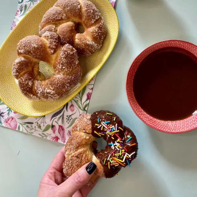 סופגניות דונאטס אפויות ורכות כמו ענן בציפוי שוקולד וסוכריות. ומאותו בצק תוכלו להכין גם לחם קופים עם מילוי משגע של קרמל בלונדי ושברי בייגלה או גנאש שוקולד מריר💕
המתכון מחכה לכם בתגובה הראשונה וגם בסטורי. לא מצאתם? כתבו לנו ונשלח בשמחה💕