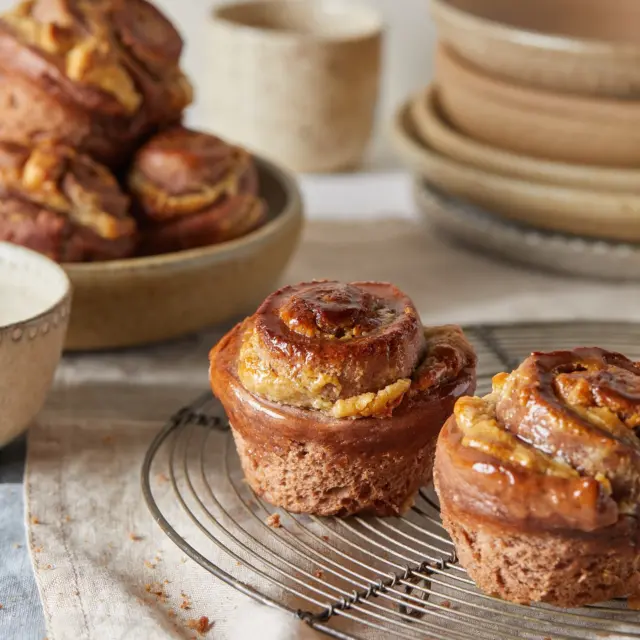 שבלולי שמרים מבצק שמרים טעים במיוחד עם מילוי של ממרח חלבה שמכינים לבד בקלות וצ’אנקים של שוקולד לבן שנמסים באפייה💕
איך מכינים? 
לבצק:
700 גרם (5 כוסות) קמח לבן
6 כפות שוקולית 
1 כף (10 גרם) שמרים יבשים או 30 גרם שמרים טריים
100 גרם (1/2 כוס) סוכר לבן
1 כוס חלב
2 ביצים L
100 גרם חמאה רכה -בטמפרטורת החדר (לא חמה)

למילוי:
1 ו-1/2 כוסות טחינה גולמית
3/4 כוס מייפל או דבש
150 גרם שוקולד לבן

לציפוי:
1 ביצה טרופה
1/2 כוס סוכר לבן
3/4 כוס מים 

אופן ההכנה:
- בקערת מיקסר עם וו לישה שמים את כל המצרכים ולשים עד מהירות איטית במשך 12 דקות או עד שהבצק רך וגמיש. מכסים ומתפיחים במשך שעה בחוץ או לילה במקרר.
בקערה בינונית טורפים יחד טחינה ומייפל עד ליצירת ממרח סמיך ומתקתק.
- מחלקים את הבצק ל-2 ומרדדים כל חלק למלבן בעובי 1/2 ס”מ. מורחים מחצית מכמות הממרח על כל בצק.
- קוצצים את השוקולד הלבן ומפזרים על החלבה.
- מגלגלים ליצירת רולדה וחותכים לפרוסות בעובי 4-5 ס”מ.
מניחים נייר אפייה בתבנית של התנור ומניחים מעל את שבלולי השמרים כשהצד החתוך כלפי מעלה. חשוב להשאיר מקום כי שבלולי השמרים תופחים. מכסים ומתפיחים במשך 30-40 דקות.
- מחממים תנור ל-190 מעלות.
- כשהשמרים תפחו מברישים אותם בביצה טרופה ואופים במשך 30-40 דקות או עד שהמאפים מוכנים.
- בינתיים ממיסים בסיר קטן מים וסוכר עד שהסוכר נמס.
- כשהמאפים יוצאים מהתנור מברישים אותם בסירופ סוכר כדי לשמור על הטריות והרכות שלהם.