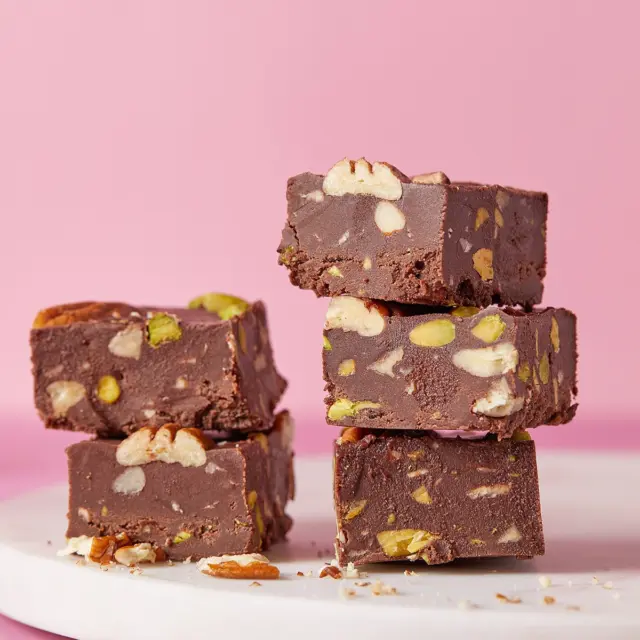 ⁨	פאדג’ שוקולד וטחינה מ-5 מצרכים בלבד שמכינים באמת בחמש דקות. קינוח קליל, טעים והוא אפילו פרווה וללא גלוטן💕
איך מכינים?
מצרכים:
300 גרם שוקולד פרה מריר
300 גרם טחינה גולמית
4 כפות דבש 
1/2 כוס פקאנים
1/2 כוס פיסטוקים או שקדים

אופן ההכנה:
- קולים את השקדים והפקאנים עד הזהבה עדינה ומצננים. קוצצים דק.
- בקערה בינונית ממיסים את השוקולד עד שנוצר רוטב שוקולד חלק.
- מוסיפים את הטחינה והדבש ומערבבים היטב.
- מוסיפים לשוקולד את האגוזים הקצוצים ומערבבים.
- מעבירים לתבנית אינגליש עם נייר אפייה בתחתית. השוקולד צריך להגיע לגובה של 3-4 ס”מ.
- מעבירים למקרר לשעתיים ואז חותכים לקוביות ומגישים.⁩