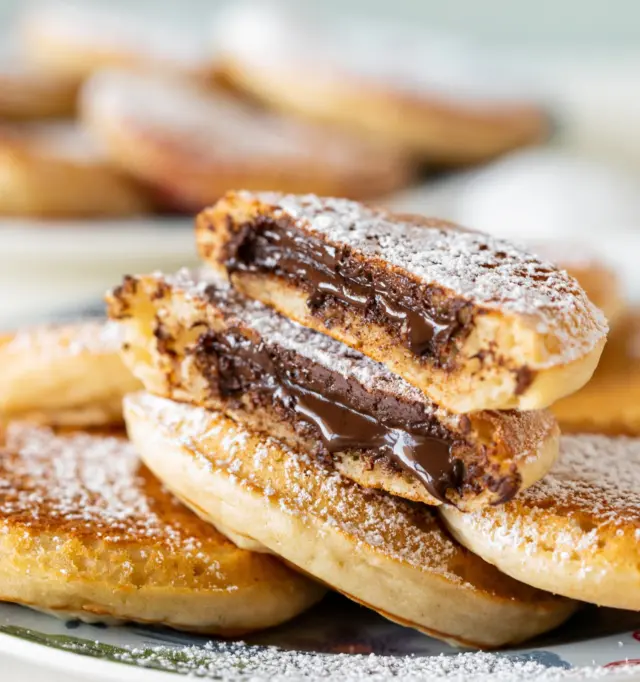 הדרך הכי כיפית לפתוח את שבת בבוקר היא עם פנקייקים. אז רגע לפני הסופ”ש הבאנו לכם גרסה קצת יותר מיוחדת, כי חייבים קצת לגוון, למיני פנקייקים, בלי ביצים ובלי חלב כדי שכולם יוכלו להנות מהם💕
איך מכינים? 
מצרכים:
1/2 כוס רסק תפוחים
1 כף חומץ תפוחים
2 כפות סירופ מייפל 
1 כוס (240 מ”ל) חלב סויה
4 כפות (40 גרם) שמן זית
1 כפית תמצית וניל איכותית
1 ו-1/2 כוסות (210 גרם) קמח
1 ו-1/2 שקיות (1 ו-1/2 כפות) אבקת אפייה

למילוי ולהגשה:
קונפיטורה פירות יער במתיקות מעודנת
100 גרם שוקולד פרה מריר
אבקת סוכר

אופן ההכנה:
- בקערה שמים את כל המצרכים פרט לקמח ואבקת האפייה וטורפים היטב.
- מוסיפים את הקמח ואבקת האפייה וטורפים רק עד שהקמח נטמע.
- מחממים מחבת עם ספריי שמן או שמן קוקוס ומניחים כפית גדושה מהבלילה.
- אחרי כמה שניות מניחים מעל כל תלולית פנקייק 1/2 כפית של קונפיטורה או קוביות שוקולד.
- מכסים במעט בלילת פנקייק ומאפשרים לפנקייק להזהיב בחלק התחתון.
- הופכים, מטגנים מהצד השני עד הזהבה קלה ומוציאים לצלחת הגשה.
- מפזרים אבקת סוכר ומגישים כשהפנקייקים חמים.