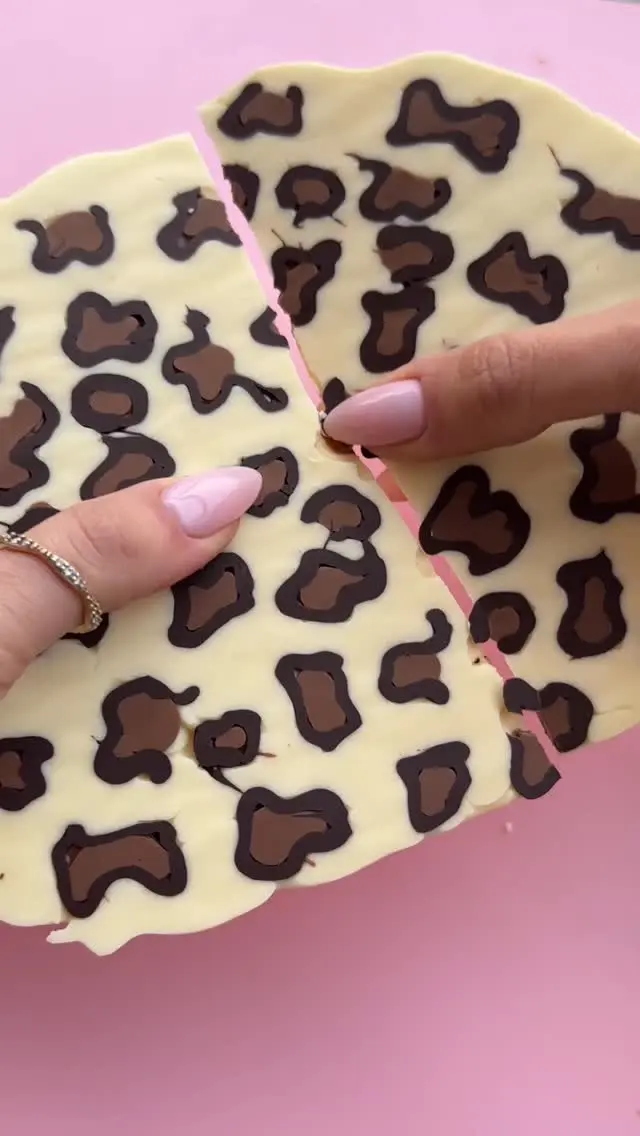 הפרה התחפשה לנמרה! טבלת שוקולד מנומרת שהכי תשדרג לכם את משלוח המנות! והבונוס? זה כל כך קל להכנה, אז אם אתם לא תגלו גם אנחנו לא💕
איך מכינים?
מצרכים:
טבלת שוקולד מנומרת שכל כך קל להכין, לעטוף בצלופן ולתת למי שהכי אוהבים😍

מצרכים:
200 גרם שוקולד פרה לבן
100 גרם שוקולד פרה חלב
100 גרם שוקולד פרה מריר

אופן הכנה:
- ממיסים כל אחד מהשוקולדים במיקרו, בפולסים של 30 שניות, עד שנוצר רוטב שוקולד חלק.
- מעבירים את שוקולד חלב ושוקולד מריר לשקיות זילוף. כל אחת בשקית זילוף אחרת, ויוצרים מראה מנומר.
- מעבירים למקרר לכמה דקות ולאחר הקירור יוצקים מעל שוקולד לבן.
מקררים, שוברים לצ’אנקים ועוטפים בצלופן.