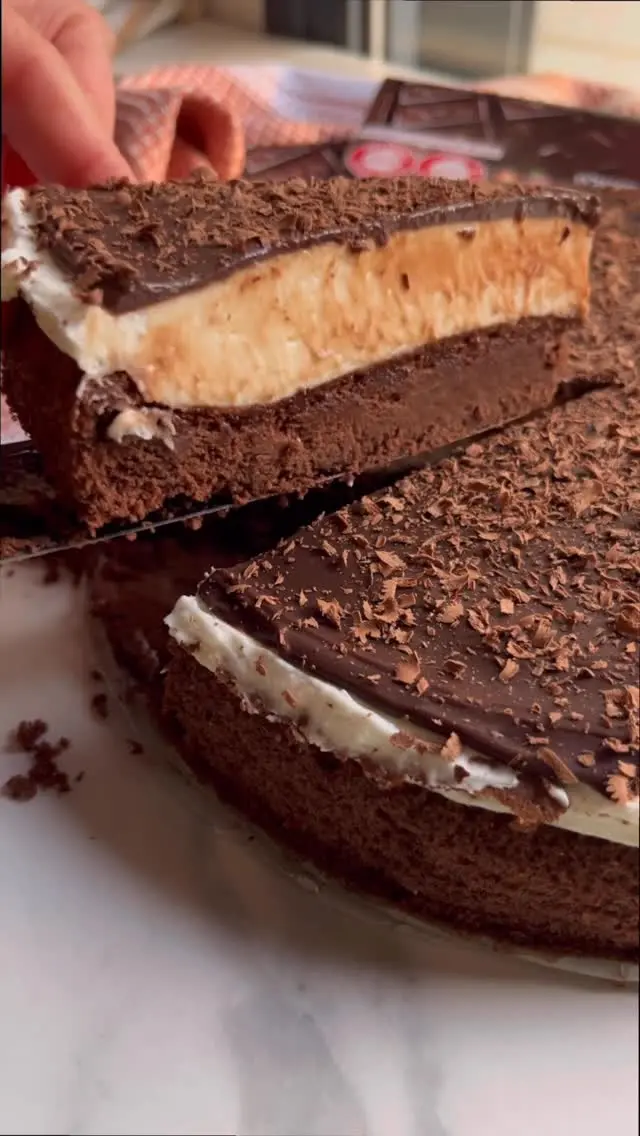 ⁨	עוגת קרמבו לפסח מרשימה והכי חשוב ממש פשוטה להכנה. יש בה תחתית שוקולדית ופאדג’ית ללא טיפת קמח, שכבת קצפת טעימה וקלה להכנה ומעל הכל גנאש שוקולד מריר💕

מצרכים:
לתחתית בראוניז:
200 גרם שוקולד פרה מריר 
100 גרם חמאה
4 ביצים  L 
1/2 כוס סוכר 

לקצפת וניל:
2 מיכלים (500 מ”ל) שמנת מתוקה
1 שקית (80 גרם) אינסטנט פודינג וניל
3 כפות אבקת סוכר

לגנאש שוקולד חלב או מריר:
100 גרם שוקולד פרה מריר או חלב 
120 מ״ל (1/2 מיכל) שמנת מתוקה

אופן ההכנה: 
• מחממים את התנור ל-170 מעלות ומרפדים תבנית בקוטר 24 ס”מ בנייר אפייה.
• ממיסים שוקולד וחמאה בקערה שמתאימה למיקרו עד שנוצר רוטב שוקולד מבריק וחלק. מצננים בצד.
• מקציפים בקערת המיקסר את הביצים והסוכר עד שהם תפוחים ונוצר מעין קרם יציב. זה לוקח בערך 5-7 דקות עד מהירות גבוהה אז סבלנות.
• כשהקצף יציב מוסיפים את השוקולד ומקפלים בעדינות עד שנוצר מעין מוס שוקולדי.
• מעבירים לתבנית עם נייר אפייה בתחתית ואופים בתנור שחומם מראש ל-170 מעלות במשך 25-30 דקות.
• כשהעוגה יוצאת מהתנור מעבירים לקירור לפני ששופכים מעל את הקרם.
• כשהעוגה קרה מקציפים שמנת מתוקה, פודינג ואבקת סוכר עד לקצף יציב.
• מעבירים את הקרם לתבנית העוגה שהצטננה ומיישרים. מעבירים למקפיא לשעה לפחות.
• בקערה שמתאימה למיקרו ממיסים שוקולד ושמנת מתוקה עד שנוצר רוטב שוקולד חלק. מצננים מעט כדי שהרוטב לא ימיס את הקרם.
• שופכים את הרוטב על העוגה, מיישרים ושומרים במקרר עד להגשה.⁩