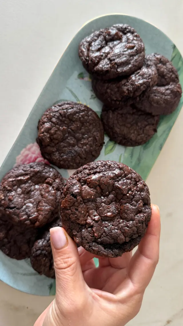 עוגיות שוקולד פאדג’יות, טעימות בטירוף וללא גלוטן – הן ילכו מושלם לצד הקפה ומעולות גם לפסח💕

מצרכים:
200 גרם שוקולד פרה מריר 
100 גרם חמאה 
2 ביצים L
3/4 כוס סוכר לבן 
1/2 כוס קורנפלור 
1 כפית אבקת אפייה 
1/3 כוס קקאו 

אופן ההכנה:
- בקערה מתאימה למיקרוגל מניחים שוקולד קצוץ גס או שוברים לקוביות ומוסיפים את החמאה.
- ממיסים במיקרו, בפולסים של 30 שניות, עד שנוצר רוטב שוקולד מבריק.
- במיקסר עם וו הקצפה על מהירות גבוהה מקציפים את הביצים והסוכר עד לקבלת קצף יציב ובהיר. זה לוקח בערך 5 דקות.
- כשהקצף מוכן מעבירים אותו לקערה עם השוקולד ומאחדים ביו התערובות בתנועות קיפול בעזרת לקקן כמעט עד שהתערובת אחידה בצבע שלה (המטרה היא לאחד בין התערובות ולא לטרוף חזק אחרת כל הקצף ירד)
- בקערה קטנה מערבבים את הקורנפלור, אבקת אפייה והקקאו ביחד ומוסיפים לקערה.
- מערבבים בעדינות עד שהקורנפלור והקקאו נטמעים. מקפידים לא לערבב יותר מדי, רק עד לאיחוד.
- מכסים את הקערה ומעבירים למקרר לשעה או עד יומיים.
- מחממים תנור ל-180 מעלות.
- על גבי תבנית תנור עם נייר אפייה, מניחים כף גדושה של תערובת השוקולד, מקפידים להשאיר רווחים בין העוגיות כי הן מתפשטות בתנור. אמורות להיכנס 9 עוגיות בתבנית תנור בכל פעם.
- אופים בדיוק 12 דקות. העוגיות מוכנות ברגע שהחלק העליון לא מבריק יותר אלא קצת סדוק. אם תחכו עוד דקה שתיים הן יהיו עוגיות טעימות אבל לא פאדג’יות.
- מצננים את העוגיות כ-10 דקות לפני שמעבירים אותן מהתבנית.